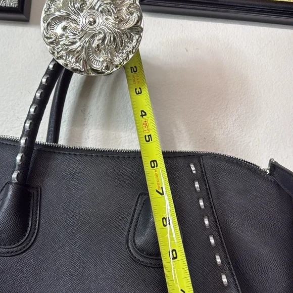 (E) Guess Bag
Black and Silver Crossbody and Shoulder Bag - Picture 6 of 15